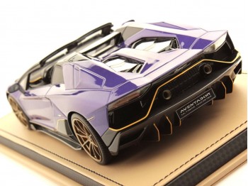 Lamborghini Aventador LP 780-4 Ultimae Roadster MR Collection 1/18 LAMBO051B Viola Pasifae