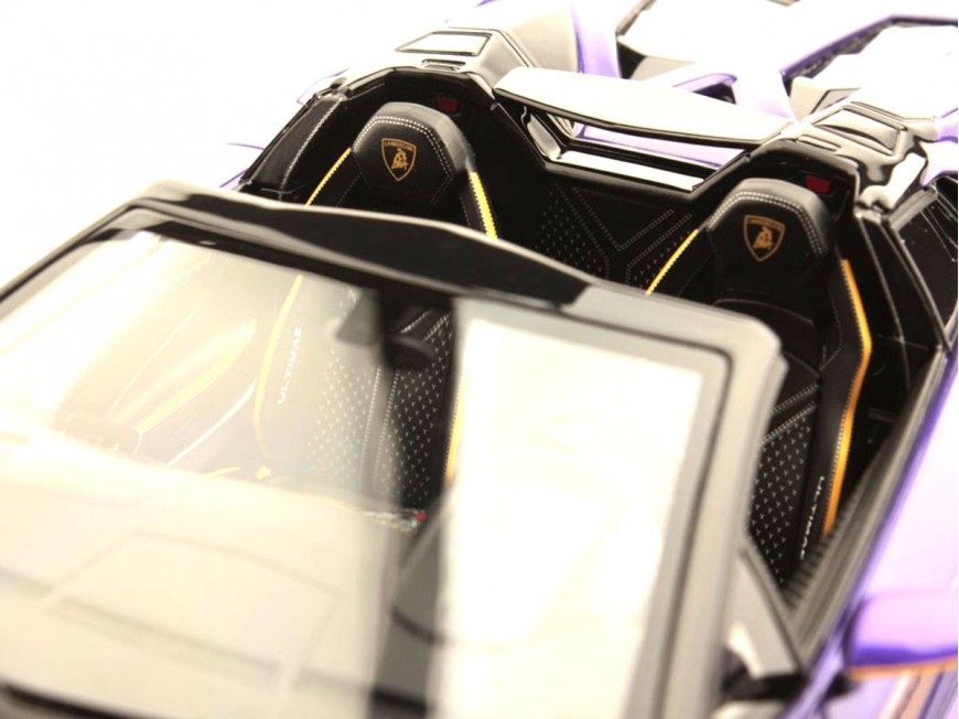 Lamborghini Aventador LP 780-4 Ultimae Roadster MR Collection 1/18 LAMBO051B Viola Pasifae
