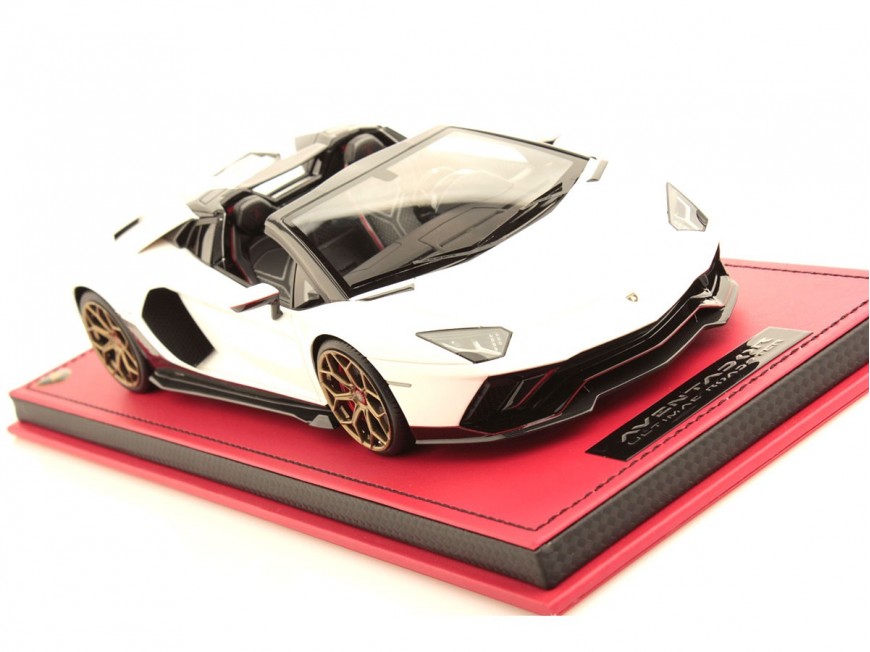 Lamborghini Aventador LP 780-4 Ultimae Roadster MR Collection 1/18 LAMBO051D Bianco Asopo con pack carbonio con vetrina