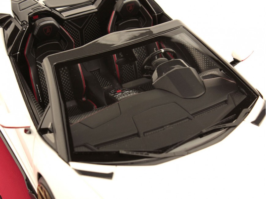 Lamborghini Aventador LP 780-4 Ultimae Roadster MR Collection 1/18 LAMBO051D Asopus Blanc avec pack carbone avec vitrine
