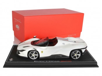 Ferrari Daytona SP3 Icona BBR Models 1/18 P18214B Blanc Italien Mat Métallisé avec vitrine