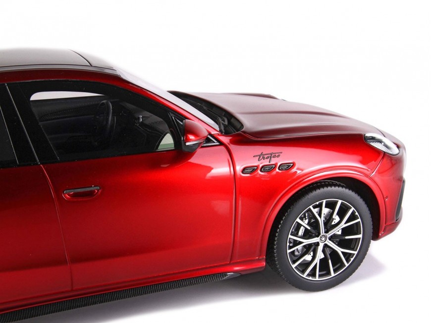 Maserati Grecale Trofeo BBR Models 1/18 P18220B Granturismo Red with display case
