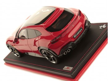 Ferrari Purosangue MR Collection 1/18 FE038E Rosso Corsa 322 con vetrina
