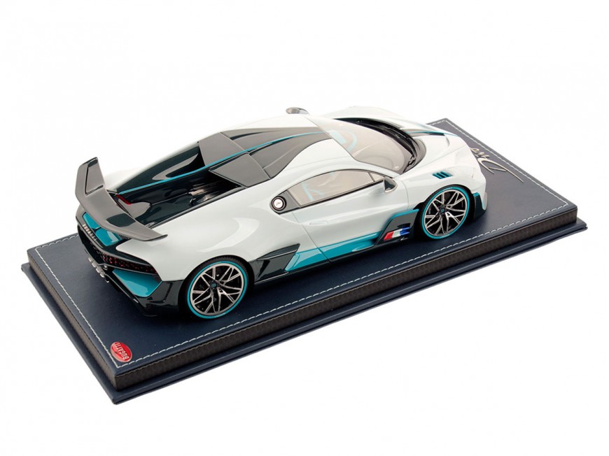 Bugatti Divo MR Collection 1/18 BUG09B Bianco Quarzo con vetrina
