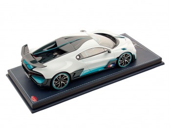 Bugatti Divo MR Collection 1/18 BUG09B Quartz White with display case