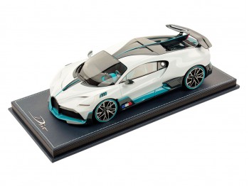 Bugatti Divo MR Collection 1/18 BUG09B Quartz White with display case