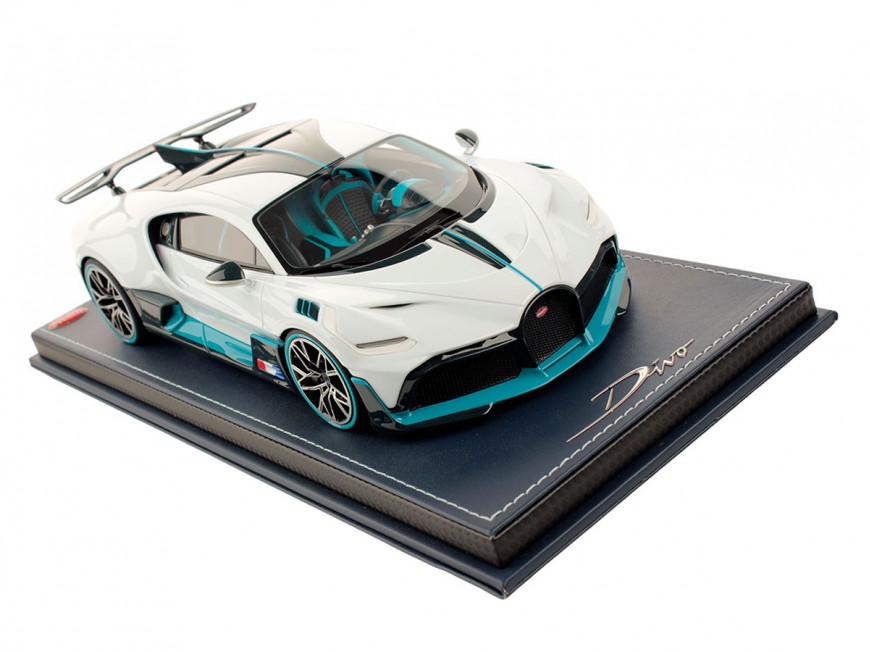 Bugatti Divo MR Collection 1/18 BUG09B Quartz White with display case
