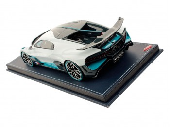 Bugatti Divo MR Collection 1/18 BUG09B Quartz White with display case