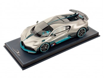 Bugatti Divo MR Collection 1/18 BUG09F Silver with display case
