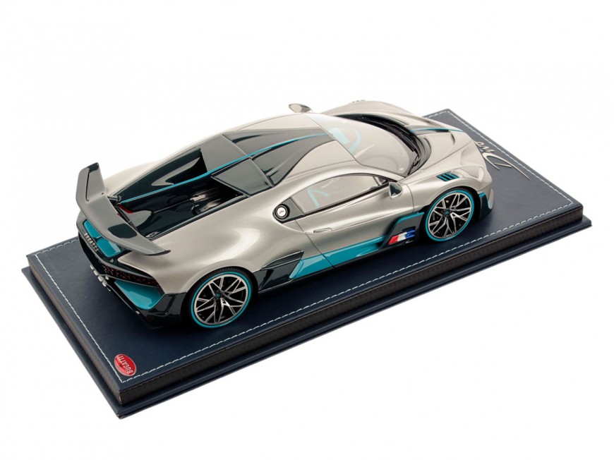 Bugatti Divo MR Collection 1/18 BUG09F Argent avec vitrine