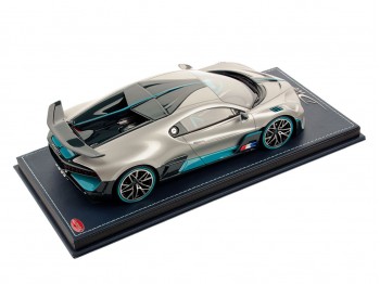 Bugatti Divo MR Collection 1/18 BUG09F Silver with display case
