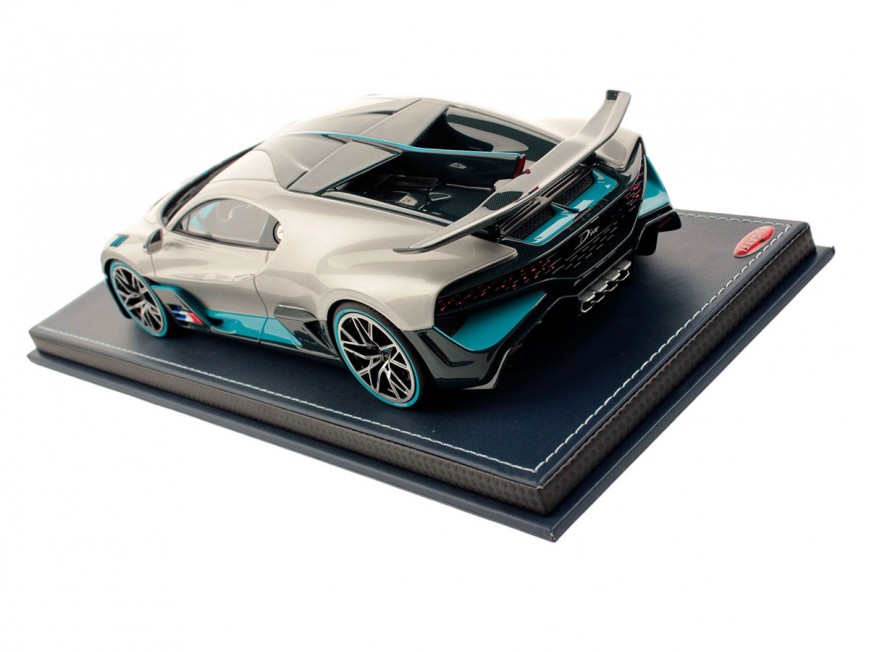 Bugatti Divo MR Collection 1/18 BUG09F Silver with display case