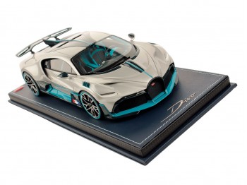 Bugatti Divo MR Collection 1/18 BUG09F Silver with display case