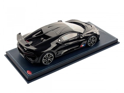 Bugatti Divo MR Collection 1/18 BUG09SE Black Carbon with display case 2