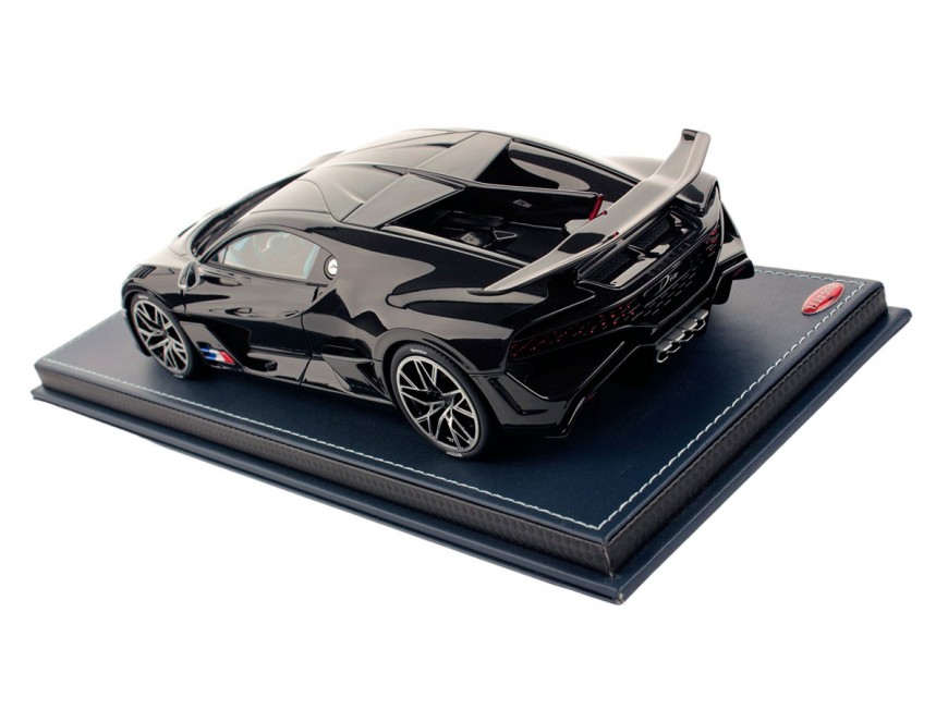 Bugatti Divo MR Collection 1/18 BUG09SE Nero Carbone con vetrina