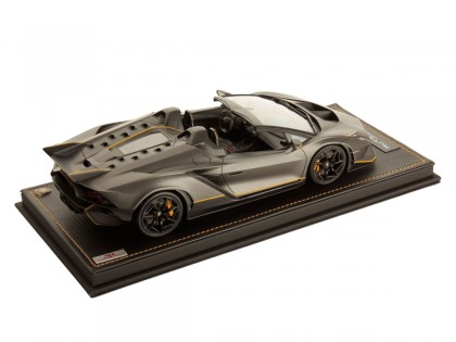 Lamborghini Auténtica MR Collection 1/18 LAMBO060A Gris Titans avec vitrine 2