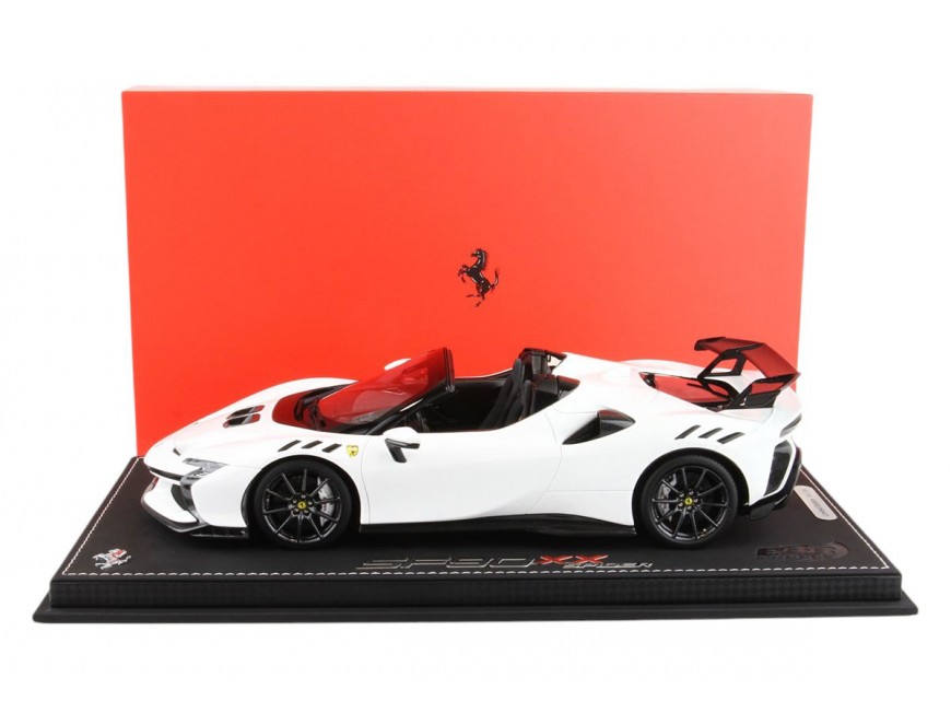 Ferrari SF90 XX Spider BBR Models 1/18 P18238L1 Cervin Blanc avec vitrine