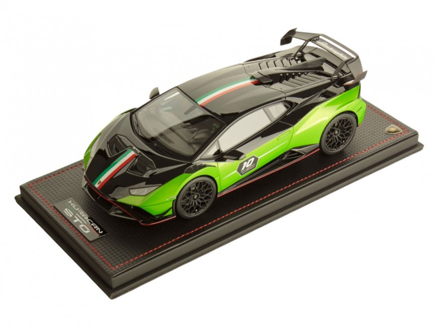 Lamborghini Huracàn STO SC 10th Anniversary 1/18 LAMBO044SC Mantis Green and Noctis Green with display case