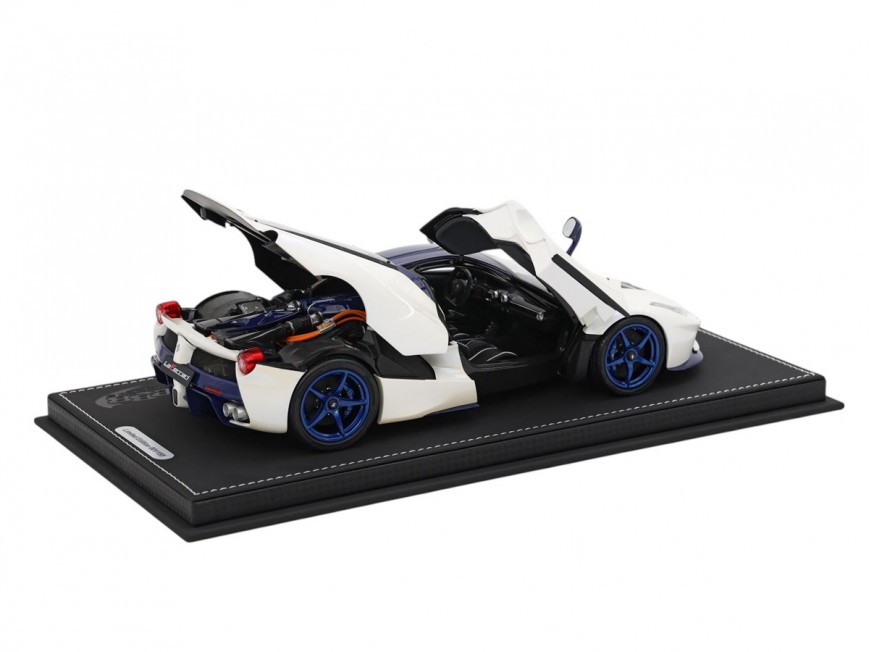Ferrari LaFerrari die-cast BBR Models 1/18 BBR182238DIE Blanc Birdcage avec vitrine