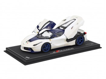 Ferrari LaFerrari die-cast BBR Models 1/18 BBR182238DIE Blanc Birdcage avec vitrine