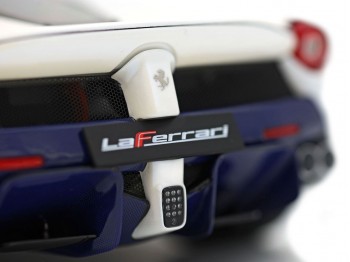 Ferrari LaFerrari die-cast BBR Models 1/18 BBR182238DIE Blanc Birdcage avec vitrine