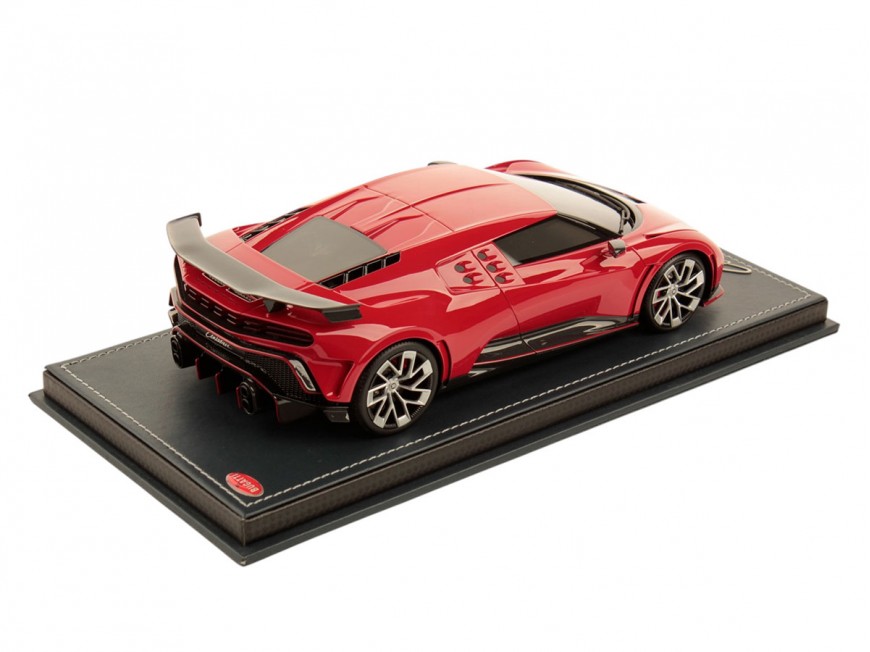 Bugatti Centodieci MR Collection 1/18 BUG011C Italie Rouge avec vitrine