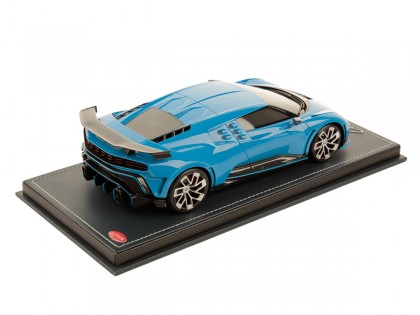 Bugatti Centodieci MR Collection 1/18 BUG011B French Racing Blue with display case 2