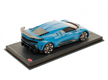 Bugatti Centodieci MR Collection 1/18 BUG011B Bleu France Racing avec vitrine