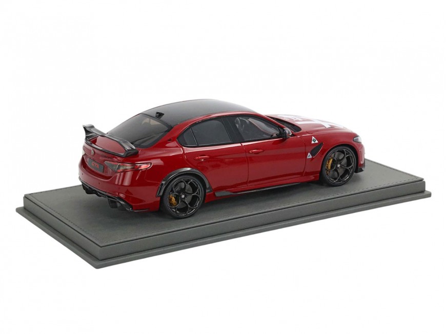Alfa Romeo Giulia GTA BBR Models 1/18 BBRC1851RCAR-25 Compétition Rouge avec vitrine