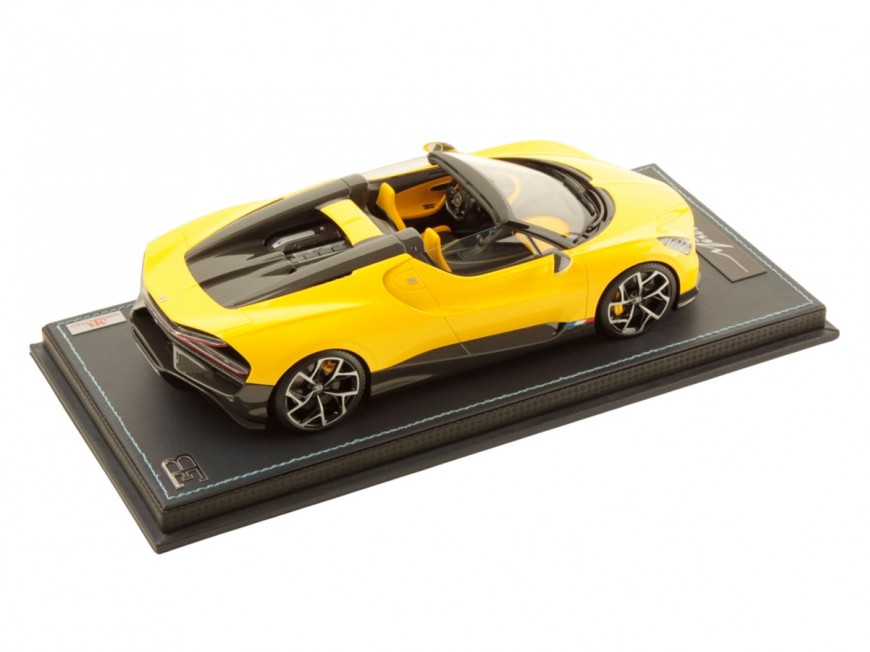 Bugatti Mistral MR Collection 1/18 BUG015B Yellow with display case