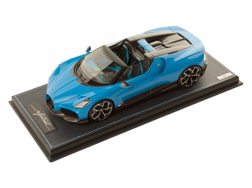 Bugatti Mistral MR Collection 1/18 BUG015C Bleu avec vitrine