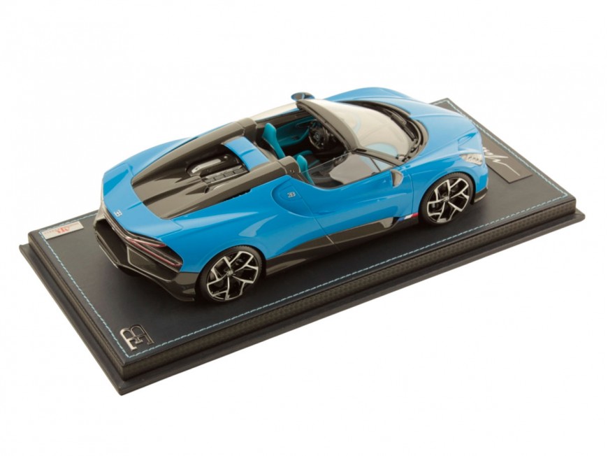 Bugatti Mistral MR Collection 1/18 BUG015C Bleu avec vitrine