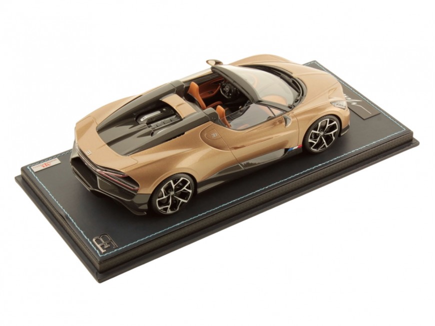 Bugatti Mistral MR Collection 1/18 BUG015D Doré avec vitrine