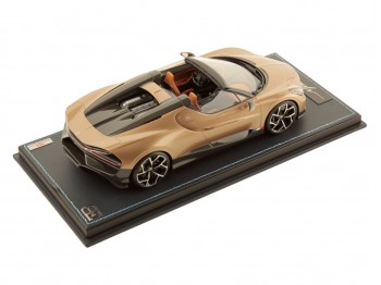 Bugatti Mistral MR Collection 1/18 BUG015D Doré avec vitrine