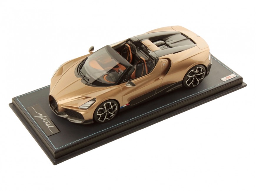 Bugatti Mistral MR Collection 1/18 BUG015D Doré avec vitrine