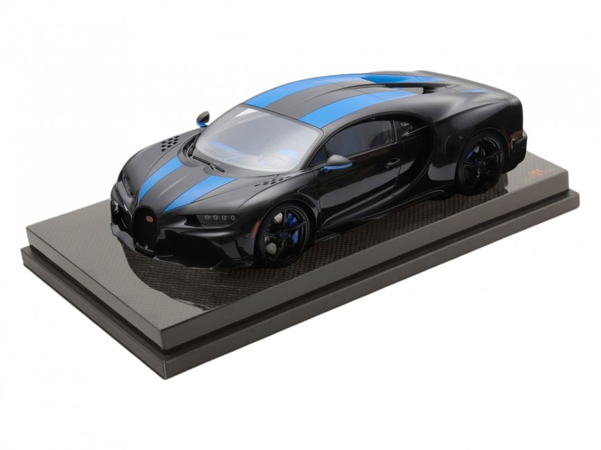 Bugatti Chiron Super Sport MR Collection 1/18 BUG012C Noir Carbone/Bleu avec vitrine