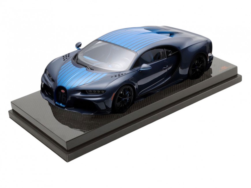 Bugatti Chiron Super Sport MR Collection 1/18 BUG012F Bleu Carbone avec vitrine