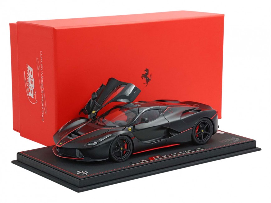 Ferrari LaFerrari die-cast BBR Models 1/18 BBR182239 Noir Mat avec Rayures Rouges avec vitrine