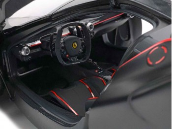 Ferrari LaFerrari die-cast BBR Models 1/18 BBR182239 Noir Mat avec Rayures Rouges avec vitrine