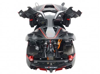 Ferrari LaFerrari die-cast BBR Models 1/18 BBR182239 Noir Mat avec Rayures Rouges avec vitrine