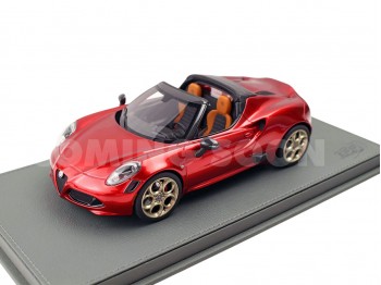Alfa Romeo 4C Spider Tributo 33 Stradale BBR Models 1/18 P18260D Rouge Villa D'Este avec vitrine