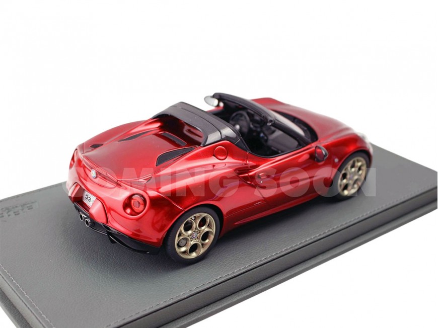 Alfa Romeo 4C Spider Tributo 33 Stradale BBR Models 1/18 P18260D Rouge Villa D'Este avec vitrine