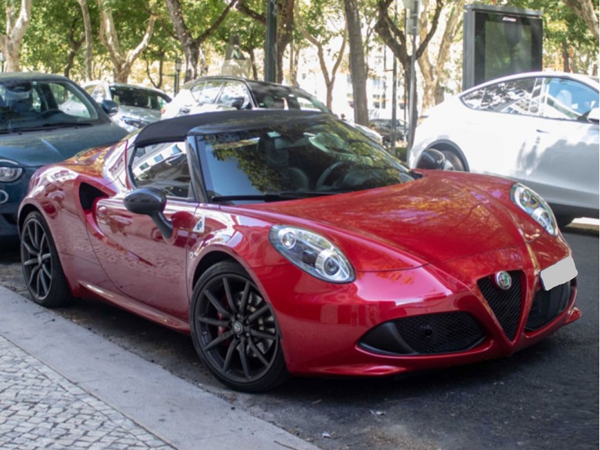 Alfa Romeo 4C Spider Tributo 33 Stradale BBR Models 1/18 P18260B Competition Red with display case