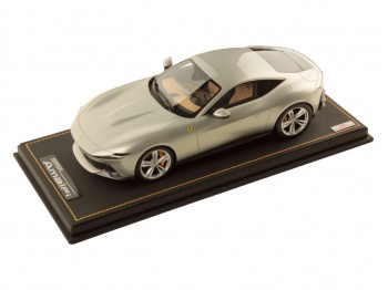 Ferrari Amalfi MR Collection 1/18 FE046SE Gris Abu Dhabi avec vitrine