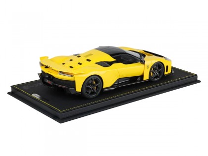 Ferrari F80 BBR Models 1/18 P18253B1 Giallo Tristrato con vetrina 2
