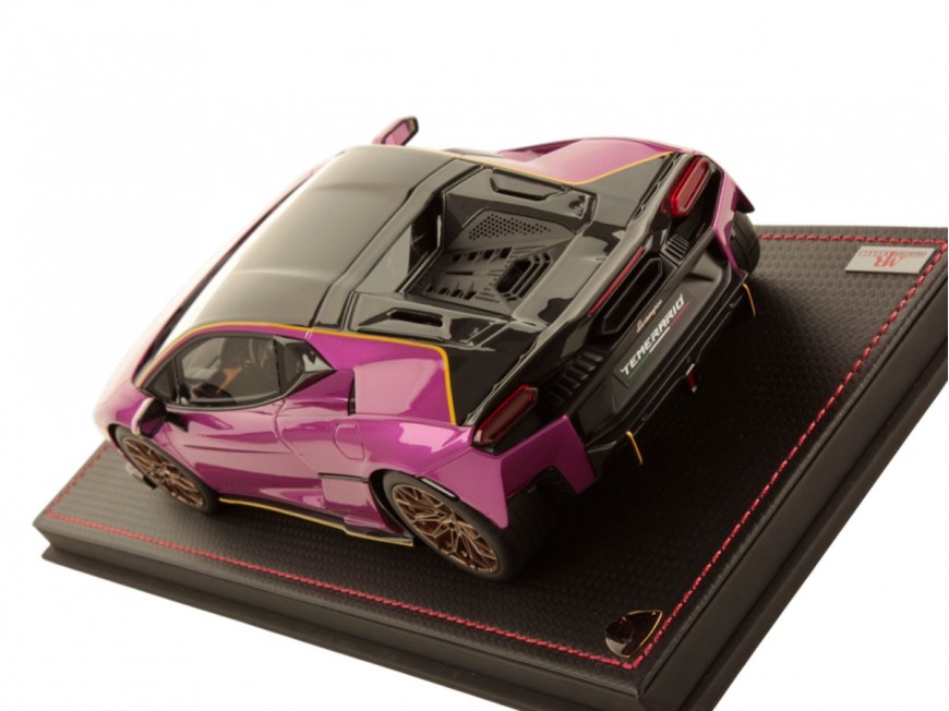 Lamborghini Temerario Alleggerita Package MR Collection 1/18 LAMBO062SE3 Bast Pourpre avec vitrine