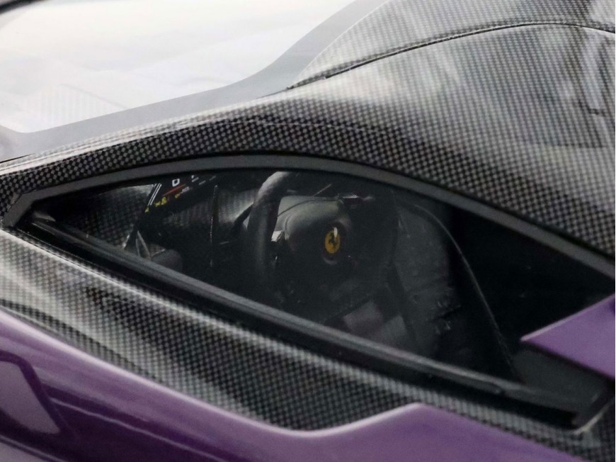 Ferrari F80 BBR Models 1/18 P18253M Violet Hong Kong avec vitrine
