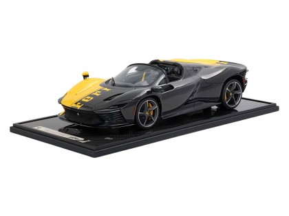 Ferrari Daytona SP3 Spider Tailor Made 599+1 BBR Models 1/12 BBR1217O Jaune de Modène et Fibre de Carbone avec vitrine