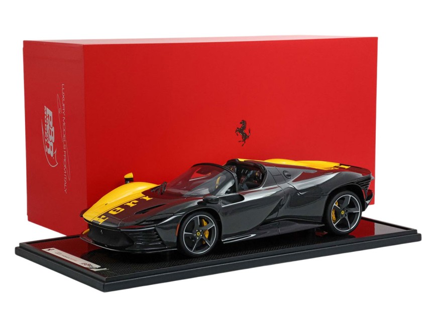 Ferrari Daytona SP3 Spider Tailor Made 599+1 BBR Models 1/12 BBR1217O Jaune de Modène et Fibre de Carbone avec vitrine