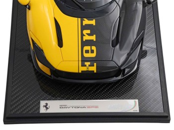 Ferrari Daytona SP3 Spider Tailor Made 599+1 BBR Models 1/12 BBR1217O Jaune de Modène et Fibre de Carbone avec vitrine